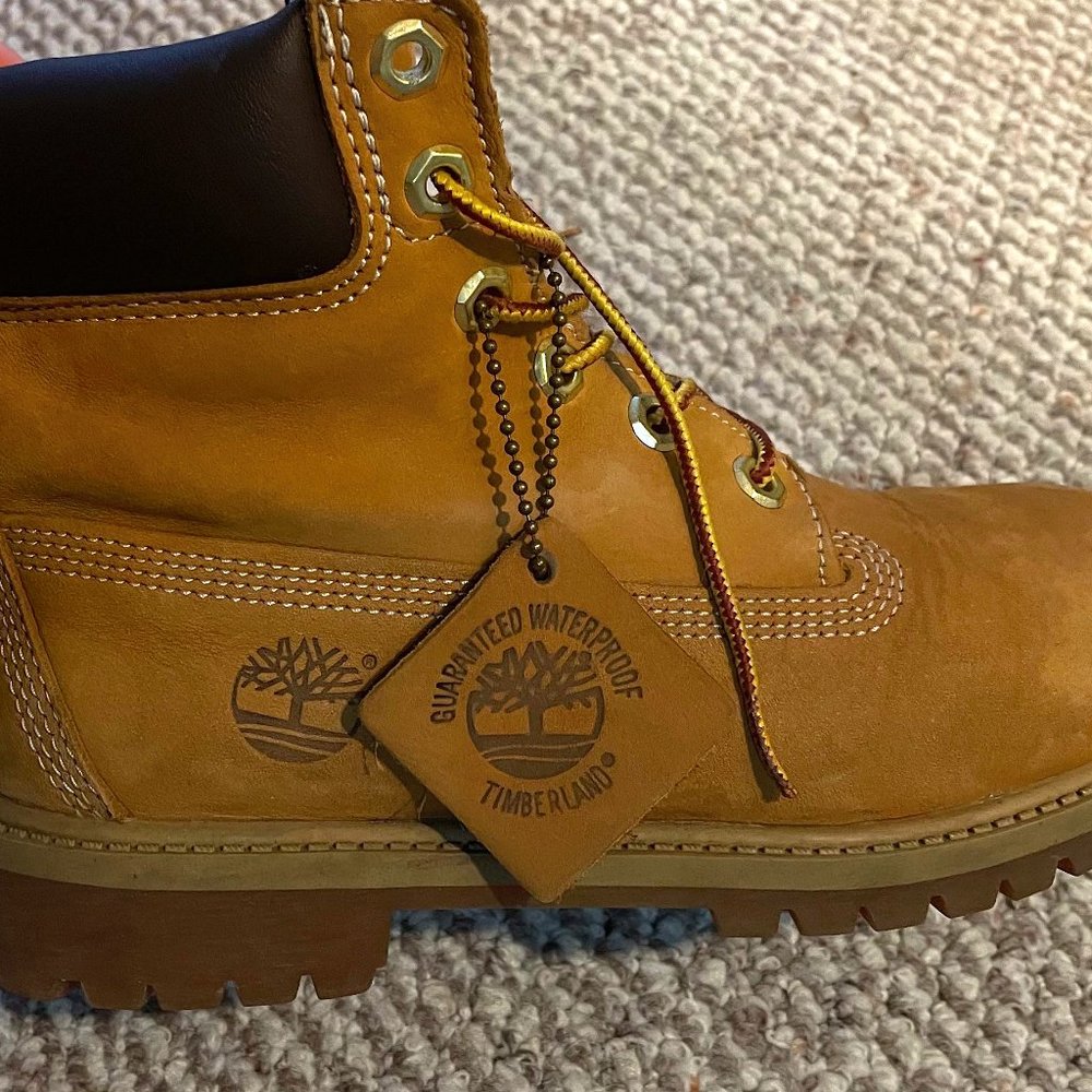 Barely used timberland shoes Women's size 5.5/6